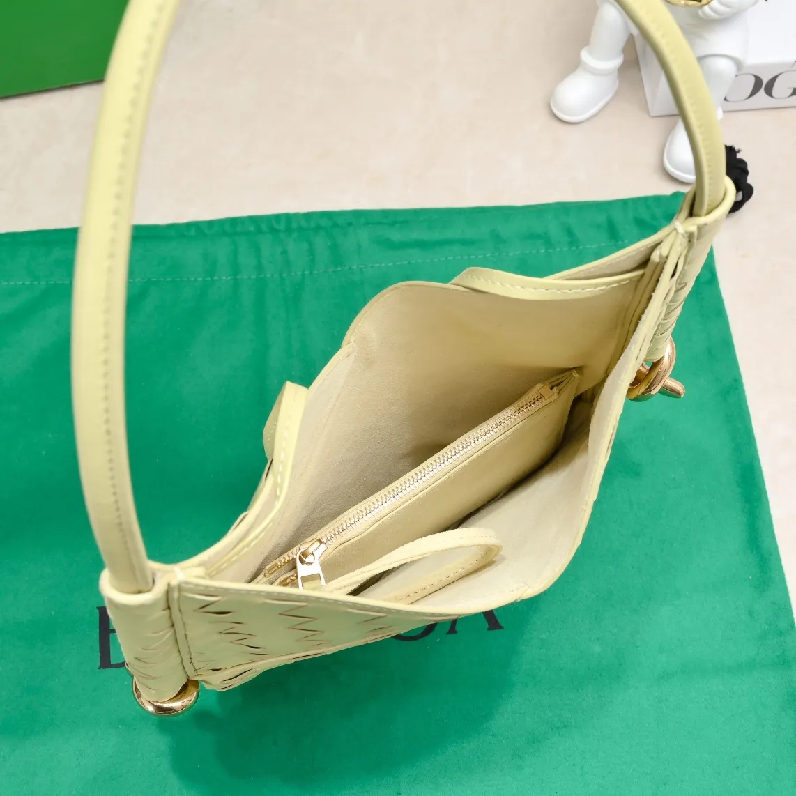 Batch 1700 #BottegaVeneta Bottega The same style as Yang Mi Solstice Shoulder Ba's latest bag type. It also comes with a small bag inside. Very casual style 🔥 High-end, quiet and simple bag from BV show, "Solstice" dark green, black, ice cream color, various colors present different aesthetics The knots made with jewelry-grade craftsmanship, under the collision of soft leather and metal, present a unique sense of high-end. Elegant, casual, and unique. Style number: 0898 Size: 26*3*30cm
